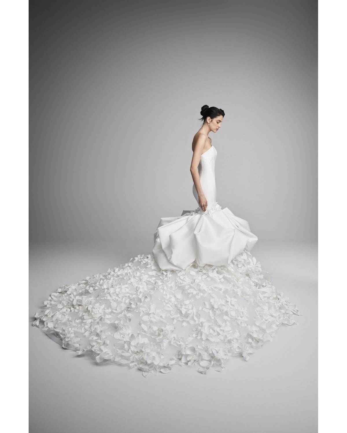abito da sposa 2027 whispering lilies Spring 2027 Couture Collection - Ines Di Santo