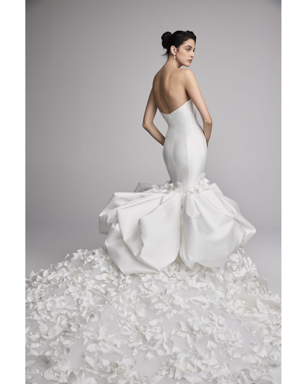 abito da sposa 2027 whispering lilies Spring 2027 Couture Collection - Ines Di Santo